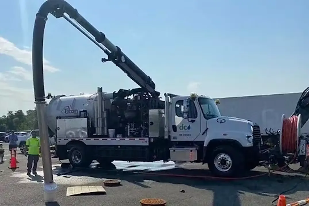 DC Water 购买了由 B100 驱动的真空挖掘机